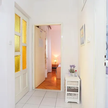 Διαμέρισμα By The Sea Seget Donji, - 2029 *